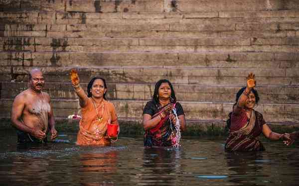 在恒河沐浴火化 是印度人终身的乐趣和超脱