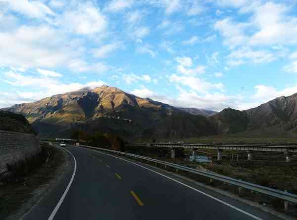 去西藏的珠穆朗玛峰旅游有哪些景点和需要注意的事项呢？