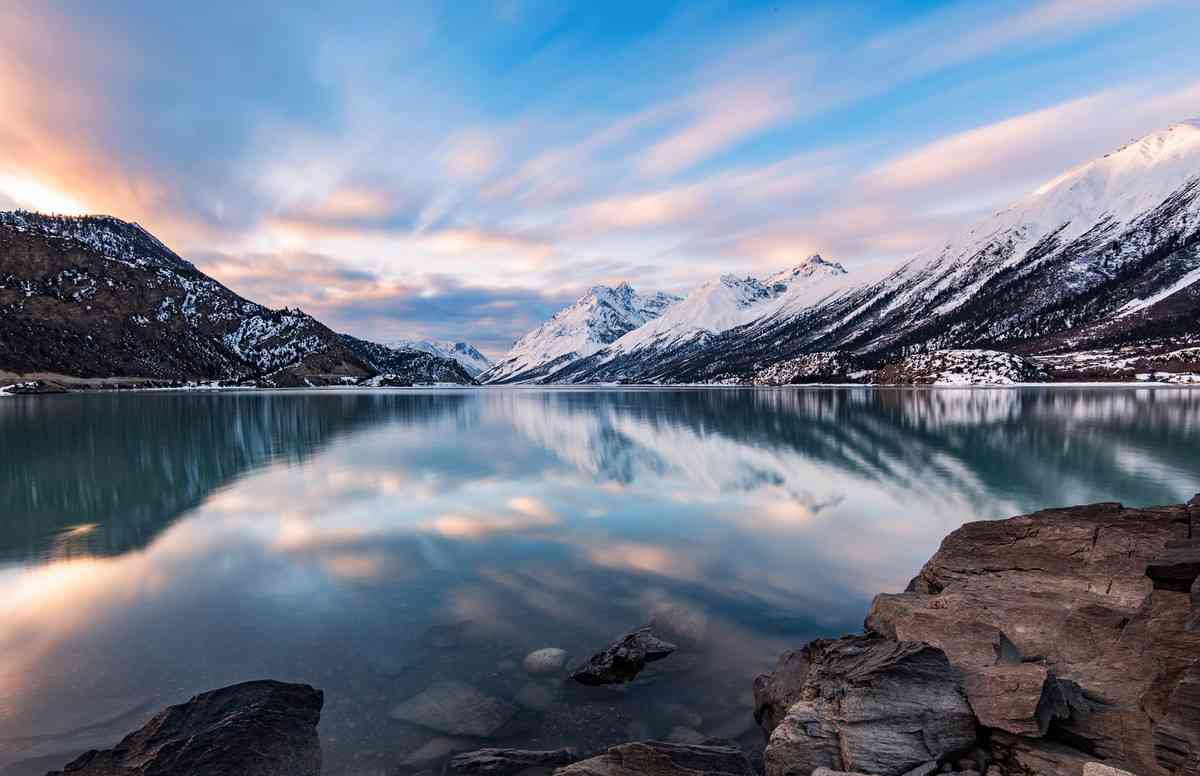然乌湖——来自古冰川的旅游胜地