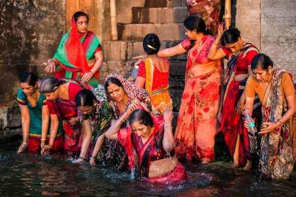 在恒河沐浴火化 是印度人终身的乐趣和超脱