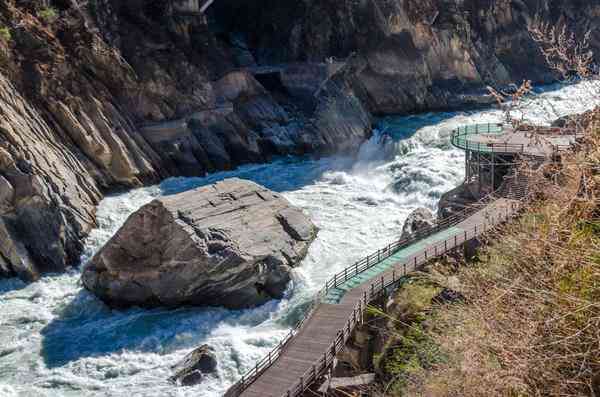 云南隔江相望的两个虎跳峡景区