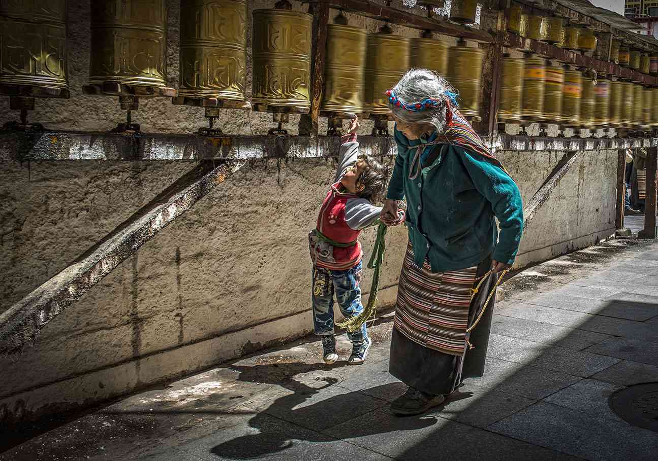 行走在拉萨的街道，你突然发现自己竟读懂了整个西藏（上篇）