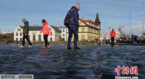 寒潮来袭冰岛首都池塘结冰，民众撒欢玩水上漂